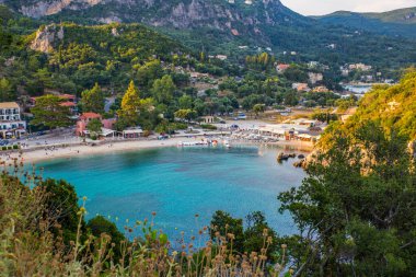 Yunanistan 'ın Korfu Paleokastritsa bölgesindeki deniz koyunda ılık ruh halindeki cennet vahası mutluluk ve neşe turkuaz mavisi su.