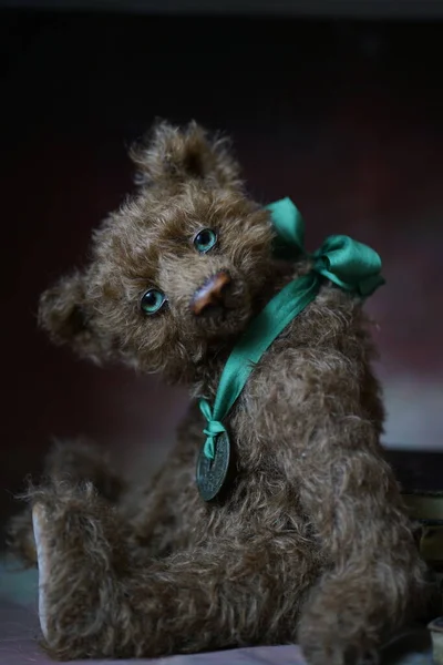 Das Foto eines handgefertigten Sammler-Teddybärs, geeignet zum Druck in eine Kalenderkarte oder zum Einlegen in einen Rahmen, um in Ihrer Freizeit ästhetisches Vergnügen zu bereiten — Stockfoto