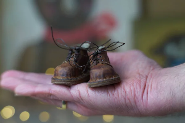 Le concept d'industrie légère pour la fabrication de petites chaussures élégantes en cuir marron à la mode avec de petits pieds pour ours en peluche ou poupées et pour les enfants et leurs parents — Photo