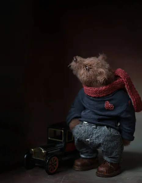 Das Foto eines handgefertigten Sammler-Teddybärs, geeignet zum Druck in eine Kalenderkarte oder zum Einlegen in einen Rahmen, um in Ihrer Freizeit ästhetisches Vergnügen zu bereiten — Stockfoto