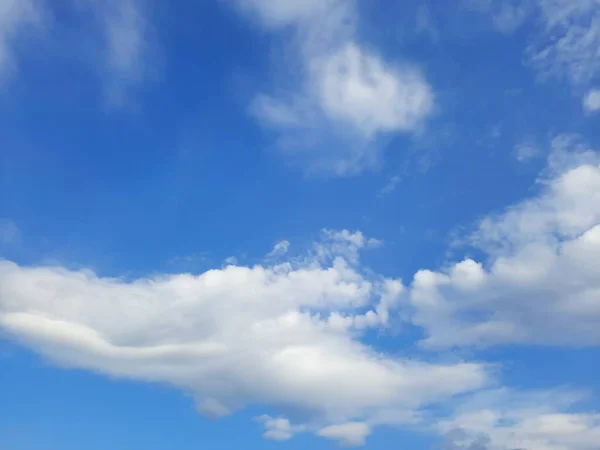 Beauty cloud against a blue sky background. Sky slouds. Blue sky with cloudy weather, nature cloud. White clouds, blue sky and sun. — Stock Photo, Image
