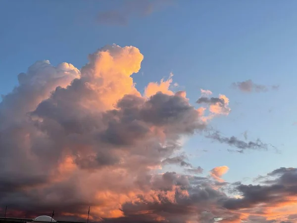 Dramático cielo gris naranja púrpura y nublado al atardecer como fondo — Foto de Stock