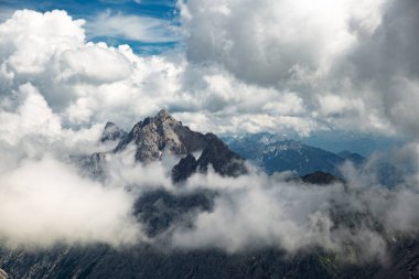 Sağlıklı yaşam tarzı, temiz dağ havasını solumak ve Alman dağındaki Zugspitze dağındaki bulutların fantastik oyununu izlemektir.