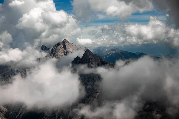 健康的なライフスタイルの概念は、新鮮なきれいな山の空気を呼吸し、ドイツ最高の山Zugspitzeで雲の幻想的な遊びを見ることです — ストック写真