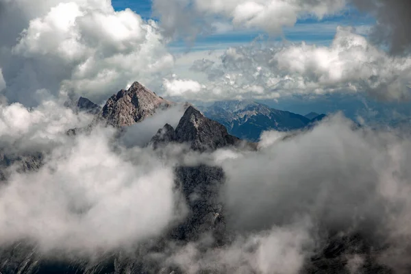 健康的なライフスタイルの概念は、新鮮なきれいな山の空気を呼吸し、ドイツ最高の山Zugspitzeで雲の幻想的な遊びを見ることです — ストック写真