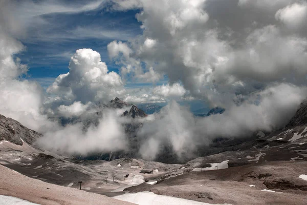 健康的なライフスタイルの概念は、新鮮なきれいな山の空気を呼吸し、ドイツ最高の山Zugspitzeで雲の幻想的な遊びを見ることです — ストック写真