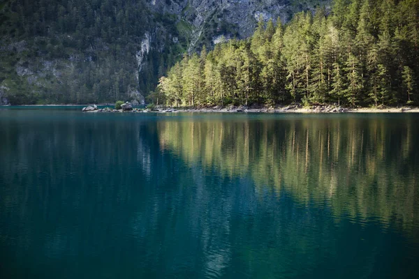 El concepto de estilo de vida saludable es respirar aire fresco y limpio de montaña y disfrutar de la pureza y el color azul del agua en los lagos mágicos de las montañas alpinas de Austria —  Fotos de Stock