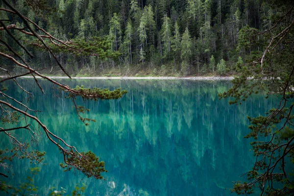 Концепция здорового образа жизни - дышать свежим чистым горным воздухом и наслаждаться чистым и лазурным цветом воды на волшебных озерках австрийских гор — стоковое фото