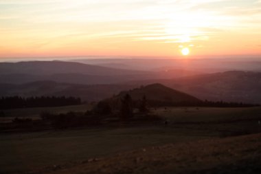 Gün batımında sonbahar gökyüzü yumuşak pembe renklerle gün doğumunda yüksek kaliteli fotoğraf