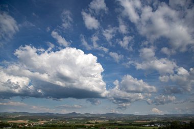 Güzellik bulutu mavi gökyüzü arka planına karşı. Gökyüzü kambur. Bulutlu hava bulutlu mavi gökyüzü, arazi kapağının üzerindeki doğa bulutu. Toprağın üzerinde beyaz bulutlar, mavi gökyüzü ve güneş. Yüksek kalite fotoğraf