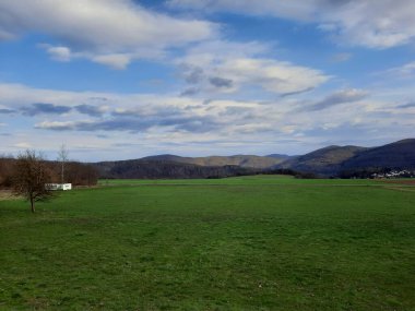 Güzellik bulutu mavi gökyüzü arka planına karşı. Gökyüzü kambur. Bulutlu hava bulutlu mavi gökyüzü, arazi kapağının üzerindeki doğa bulutu. Toprağın üzerinde beyaz bulutlar, mavi gökyüzü. Yüksek kalite fotoğraf
