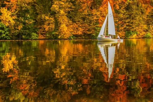 Ein Segelboot Und Ein Herbstlicher Wald Aus Rotgelben Und Grünen — Stockfoto