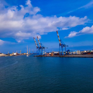Geniş panoramik Genova limanı manzarası. Mavi gökyüzü mavi deniz beyaz bulutları ve liman binaları çevresindeki Akdeniz manzarasıyla uyumlu yüksek kaliteli fotoğraf