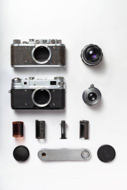 Beyaz zemin üzerinde eski nadir kamera