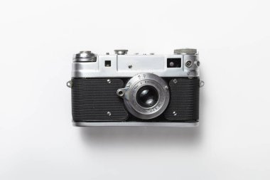 Beyaz zemin üzerinde eski nadir kamera