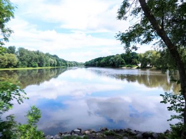 Kıyısında bir nehir olan göl.