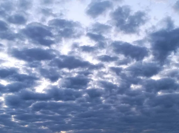 Bulutlu mavi gökyüzü, atmosfer