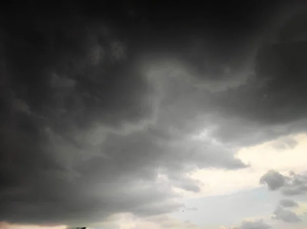 Gökyüzündeki kara bulutlar