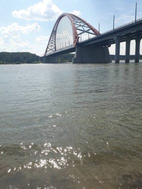   Güzel bir nehirde Gökkuşağı Köprüsü