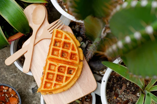 Bahçedeki ahşap tabakta nefis waffle 'lar.