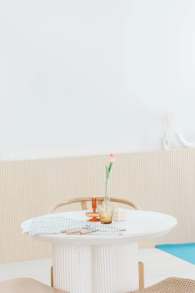 Мінімалістичні Спальні Білим Столом Аксесуарами Кімнаті — стокове фото