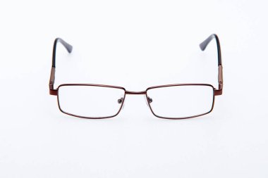 Moda güneş gözlükleri beyaz arkaplanda bronz çerçeveler.