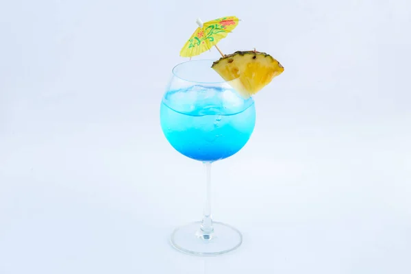 蓝哈瓦苏打水和菠萝白色背景的夏季饮料 — 图库照片
