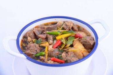 Tayland 'ın en sevdiği yemek. Baharatlı tavuk çorbası (Tom Yum Gai Baan) beyaz kasede.