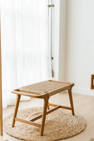 Odada kanepe ve aksesuarları olan minimalist dinlenme odaları.