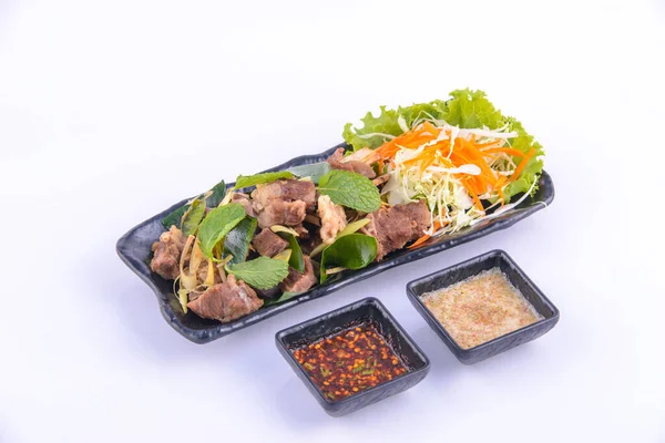 Siyah tabakta haşlanmış domuz eti..