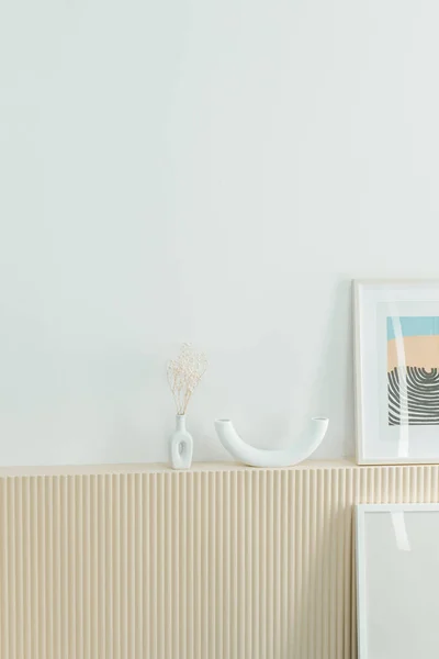 Odada kanepe ve aksesuarları olan minimalist dinlenme odaları.