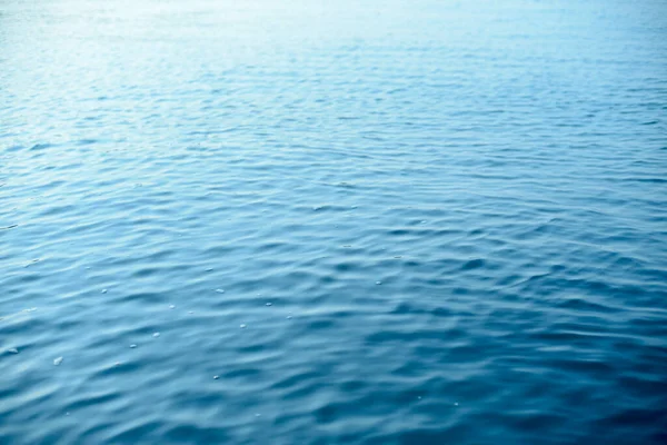 Gün batımında mavi gökyüzü ile deniz ve dalga.