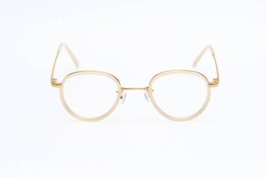 Moda gözlükleri beyaz arkaplanda beyaz ve altın çerçeveler.