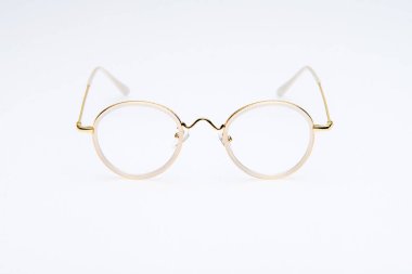 Moda gözlükleri beyaz arkaplanda beyaz ve altın çerçeveler.