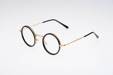 Moda güneş gözlüğü siyah çerçeveler beyaz arkaplanda.