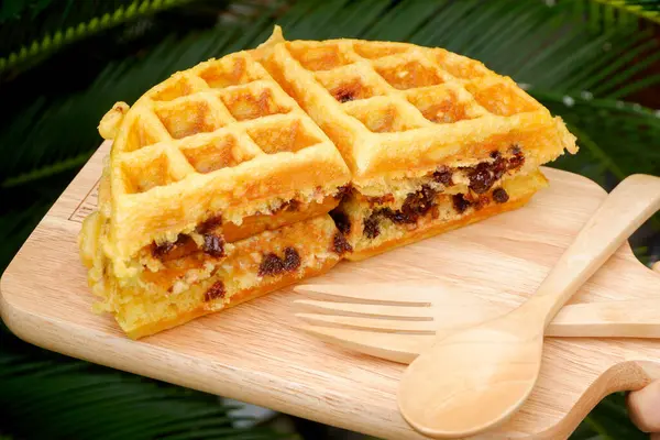 Bahçedeki ahşap tabakta nefis waffle 'lar.
