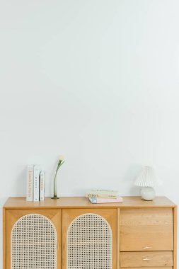 Odada kanepe ve aksesuarları olan minimalist dinlenme odaları.