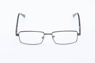 Moda güneş gözlüğü beyaz arkaplanda gri çerçeveler.