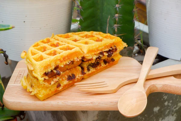 Bahçedeki ahşap tabakta nefis waffle 'lar.