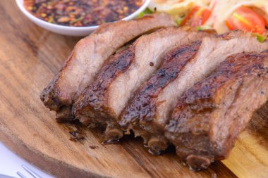 Tahta tabakta kızarmış domuz eti ve Tayland sosu..