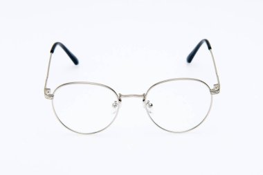 Moda güneş gözlüğü çerçeveleri beyaz arkaplanda.