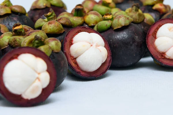 Meyve kraliçesi. Beyaz arka planda Mangosteen 'ler.