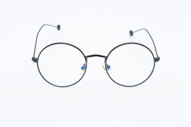 Moda güneş gözlükleri yuvarlak ve siyah çerçeveler beyaz arkaplanda.