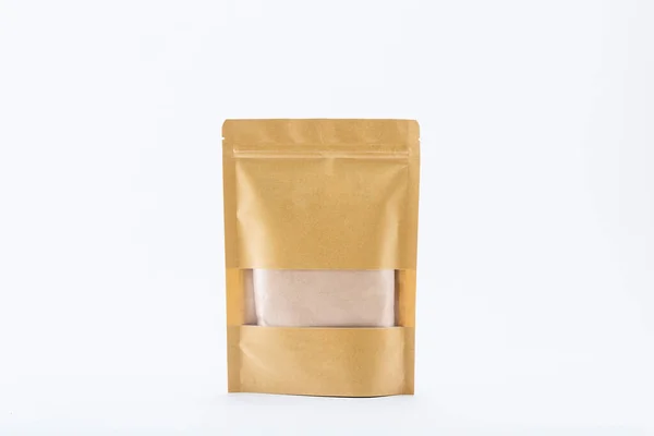 Beyaz arka planda fermuar kâğıdı çanta. Kraft ayağa kalk.. 