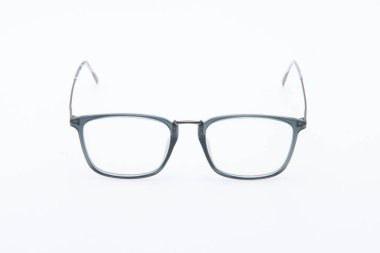 Moda güneş gözlüğü beyaz arkaplanda gri çerçeveler.