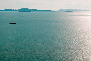 Dağda deniz ve mavi gökyüzü.