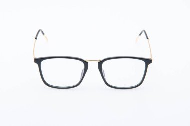 Moda güneş gözlüğü siyah çerçeveler beyaz arkaplanda.