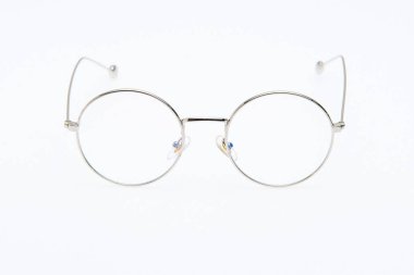 Moda güneş gözlüğü çerçeveleri beyaz arkaplanda.