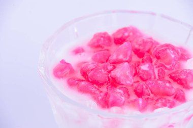 Tayland tatlısı. Bardakta şerbetli su kestanesi..