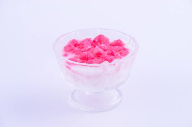 Tayland tatlısı. Bardakta şerbetli su kestanesi..